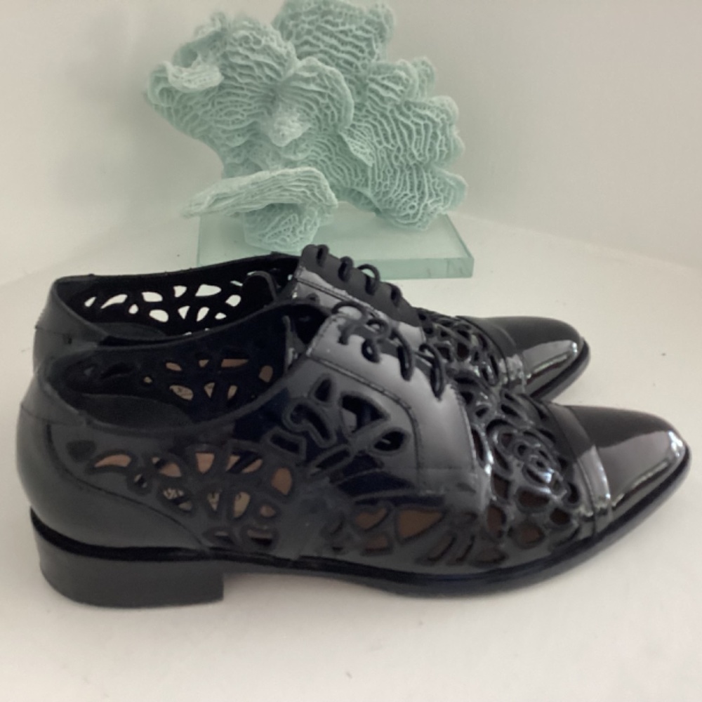 REDUCED VALENTINO PATENT LEATHER EYELET TRIM OXFORS SHOES size 37.5 7.5
